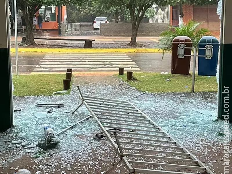 Vândalo destrói portas de prédio público e causa prejuízo de R$ 20 mil