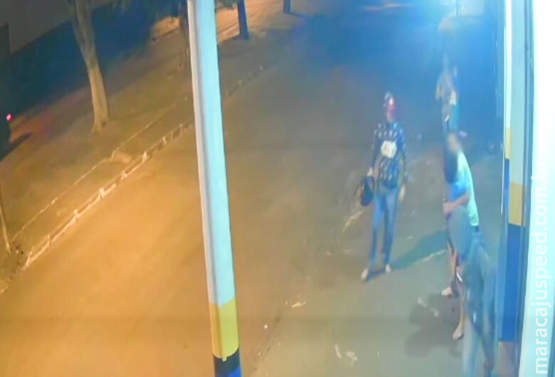 Vídeo mostra trio rendendo família horas antes de confronto com a polícia