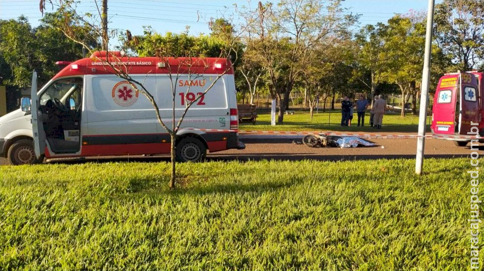 A caminho do trabalho, jovem morre ao colidir moto em traseira de caminhonete