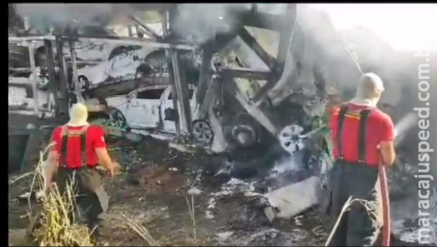 Ao menos 10 veículos foram destruídos por incêndio em caminhões-cegonha