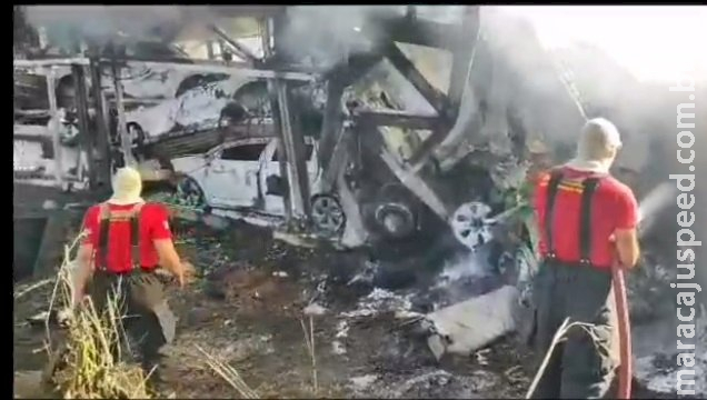 Ao menos 10 veículos foram destruídos por incêndio em caminhões-cegonha Ao menos 10 veículos foram destruídos por incêndio em caminhões-cegonha