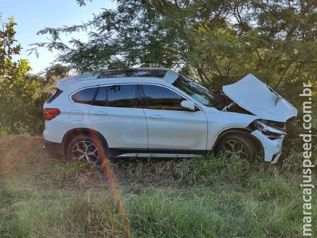 Após se envolver em acidente, motorista abandona BMW na MS-450, em Aquidauana