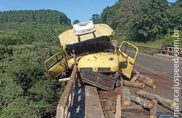 Caminhão bate em proteção de ponte e deixa dois feridos em Amambai