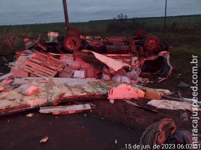 Caminhão carregado de carne fica destruído após colisão com ônibus Caminhão carregado de carne fica destruído após colisão com ônibus