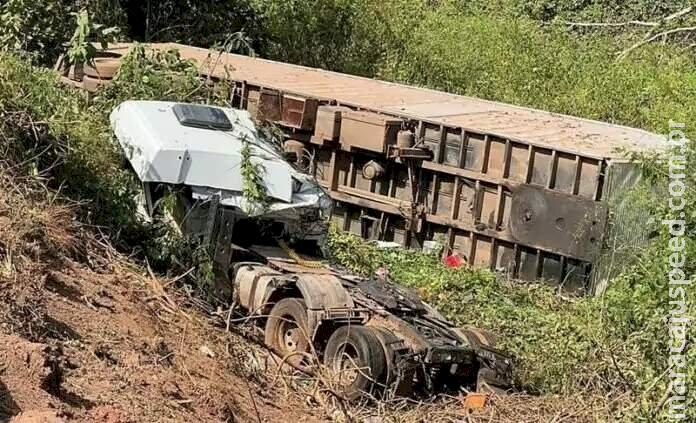 Carreta cai em ribanceira em MT e mata adolescente moradora em MS Carreta cai em ribanceira em MT e mata adolescente moradora em MS