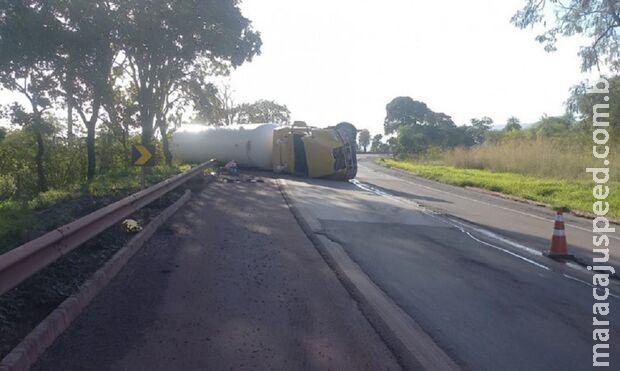 Carreta carregada com GLP tomba e deixa motorista ferido na BR-262, em Corumbá