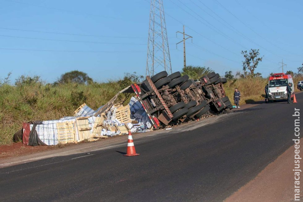 Carreta desvia de objeto, tomba e dois ficam feridos na saída para Três Lagoas