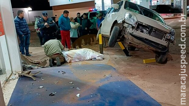 Carro atinge grades de estacionamento e mata pessoa na calçada no Paraguai