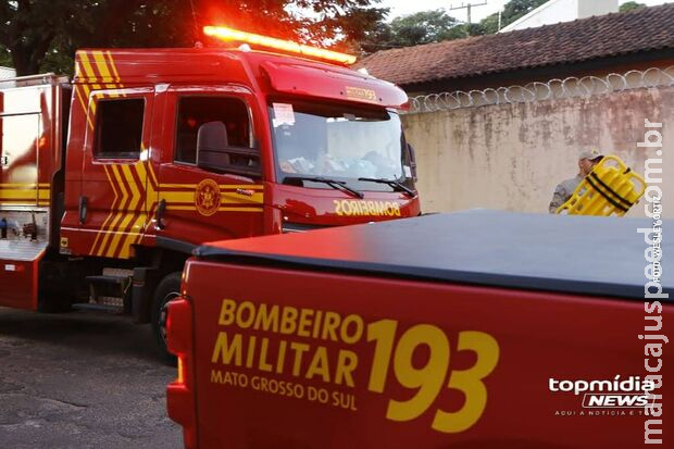 Carro pega fogo na frente da UPA Leblon e assusta pacientes