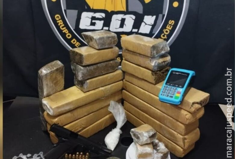 Casal é preso com maconha, cocaína, dinheiro e arma furtada Casal é preso com maconha, cocaína, dinheiro e arma furtada