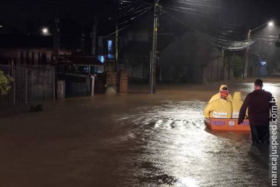 Ciclone no RS causa morte e alagamentos, bloqueia estradas e deixa 460 mil sem luz