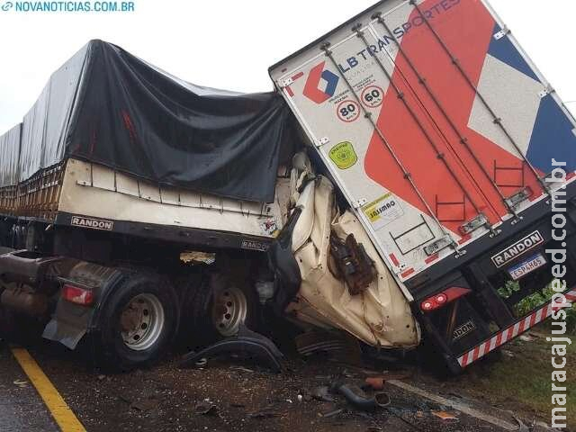 Colisão entre carreta e caminhão termina com uma morte entre Anaurilândia e Batayporã Colisão entre carreta e caminhão termina com uma morte entre Anaurilândia e Batayporã