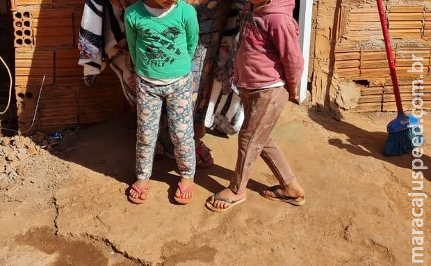 Criança de 8 anos é encontrada cuidando de três irmãos caçulas Criança de 8 anos é encontrada cuidando de três irmãos caçulas