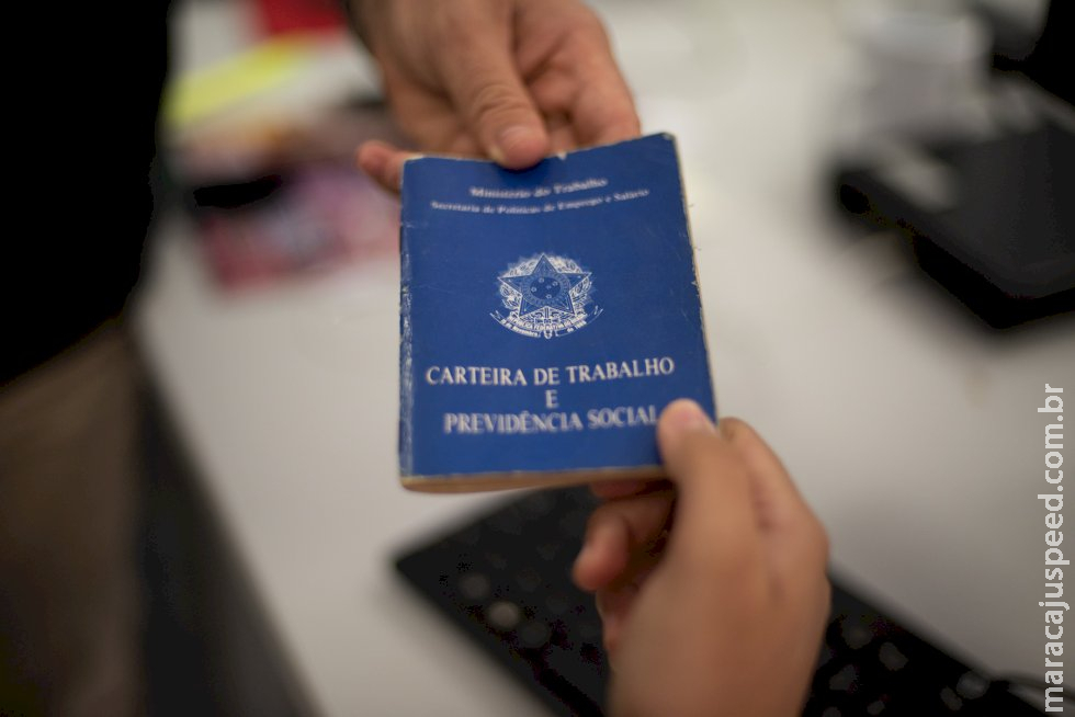 Desemprego no Brasil recua a 8,3%, mas ainda atinge 8,9 milhões