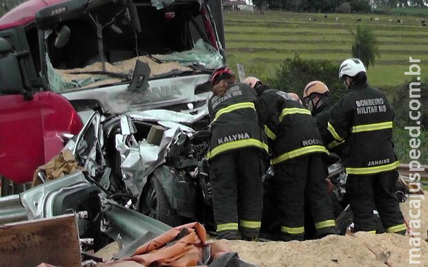 Dois morrem em batida entre duas carretas e Toro na BR-163