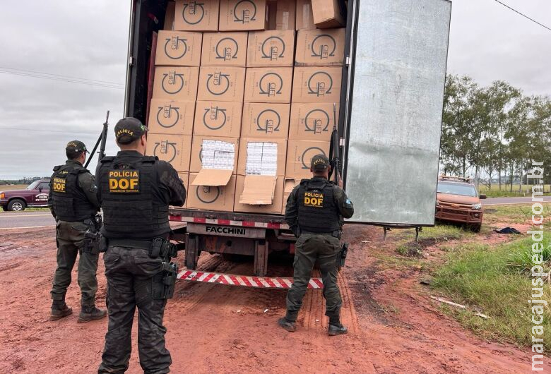 Em fuga, motorista atola e abandona caminhão abarrotado de cigarros contrabandeados Em fuga, motorista atola e abandona caminhão abarrotado de cigarros contrabandeados