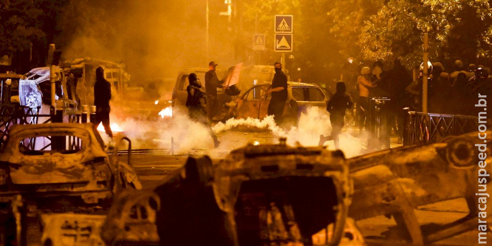 França tem terceira noite de protestos, após jovem morto pela polícia França tem terceira noite de protestos, após jovem morto pela polícia