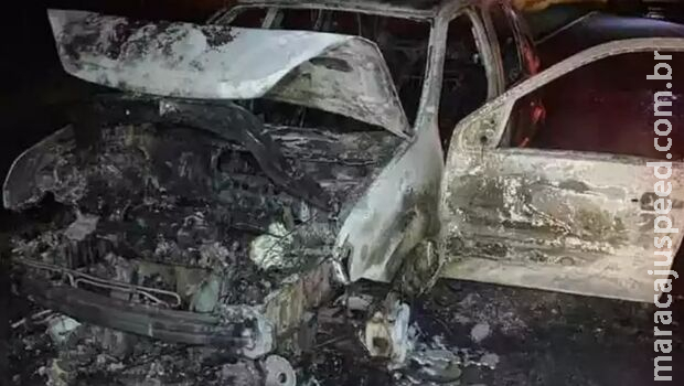 Homem acorda com carro pegando fogo e desconfia da ex-namorada no Los Angeles Homem acorda com carro pegando fogo e desconfia da ex-namorada no Los Angeles