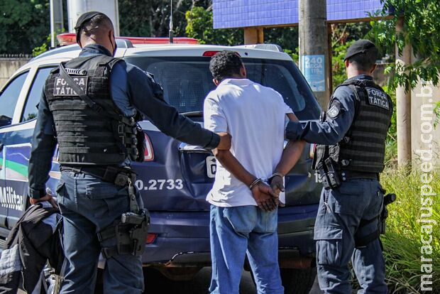 Homem atira na rua, cai durante fuga e acaba preso no trevo Imbirussu Homem atira na rua, cai durante fuga e acaba preso no trevo Imbirussu