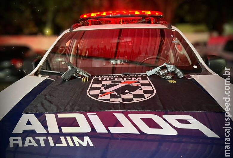 Homem é abordado dirigindo em alta velocidade e preso com duas armas de fogo