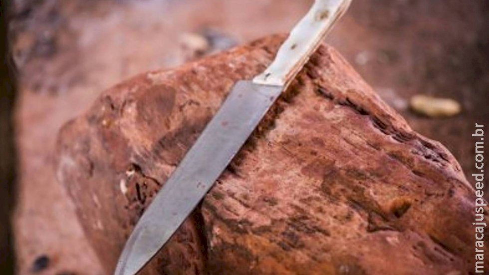 Homem é preso em flagrante após espancar e esfaquear esposa no abdômen por duas vezes Homem é preso em flagrante após espancar e esfaquear esposa no abdômen por duas vezes