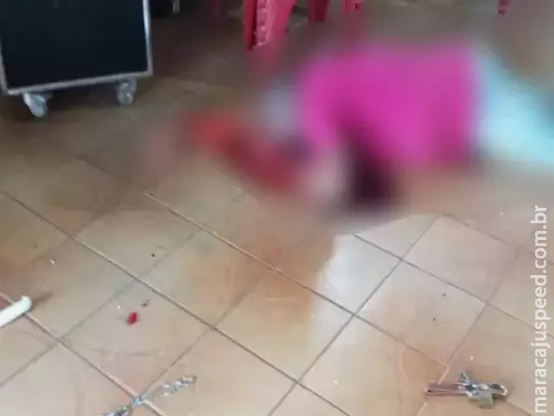 Homem que matou pai em bar se apresenta à polícia e alega legítima defesa