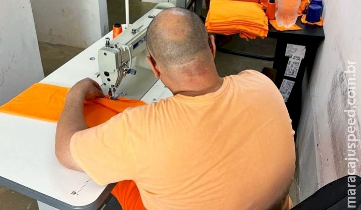 Internos da Penitenciária da Gameleira I recebem uniformes confeccionados no próprio presídio