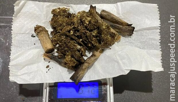 Jovem com copo de cerveja zomba de PMs e vai preso em Alcinópolis; era maconheiro