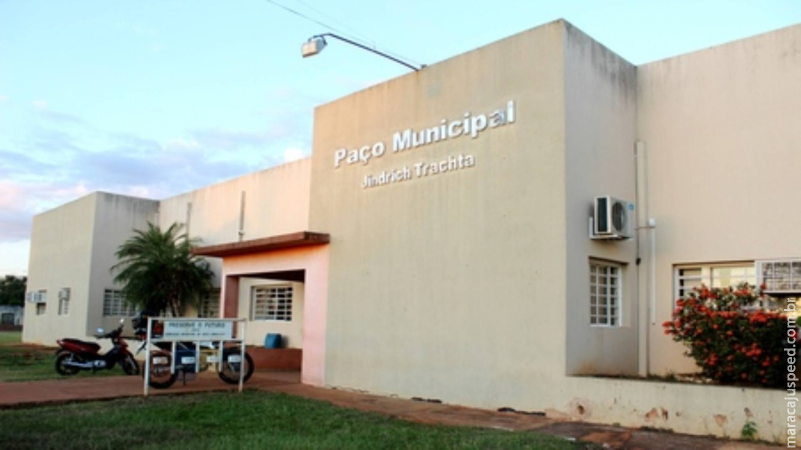 Juiz manda bloquear bens de ex-servidor condenado por acumular cargos públicos