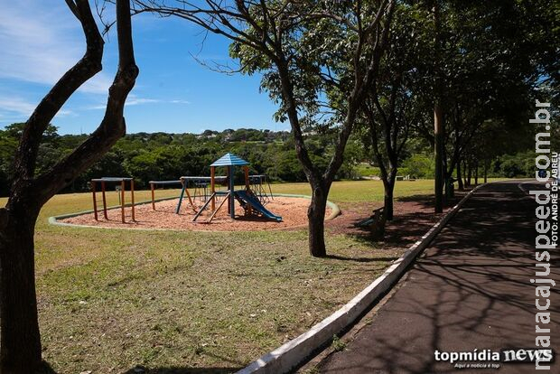 Mãe e padrasto viajam deixando menino de 7 anos sozinho por 3 dias em Amambai