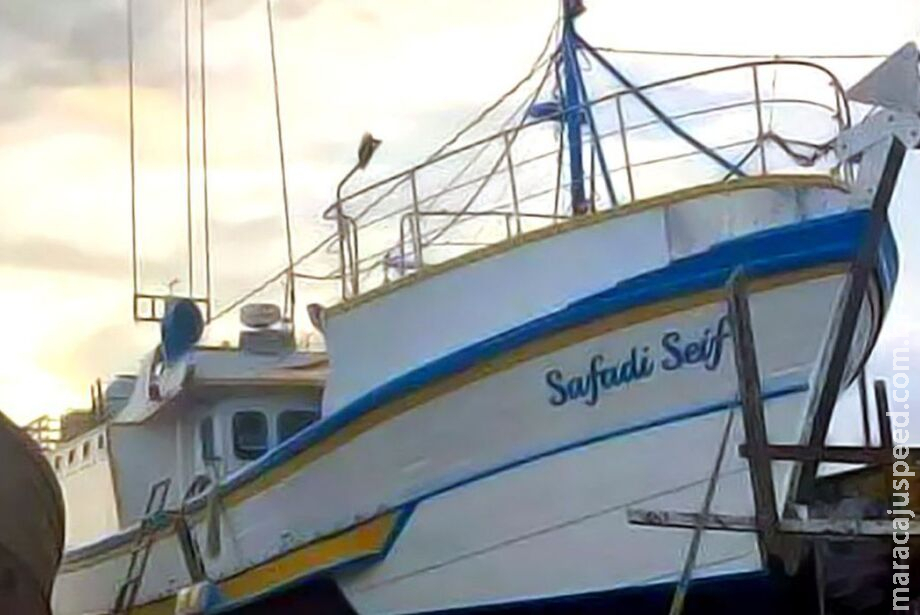 Marinha resgata cinco tripulantes de embarcação que naufragou em SC