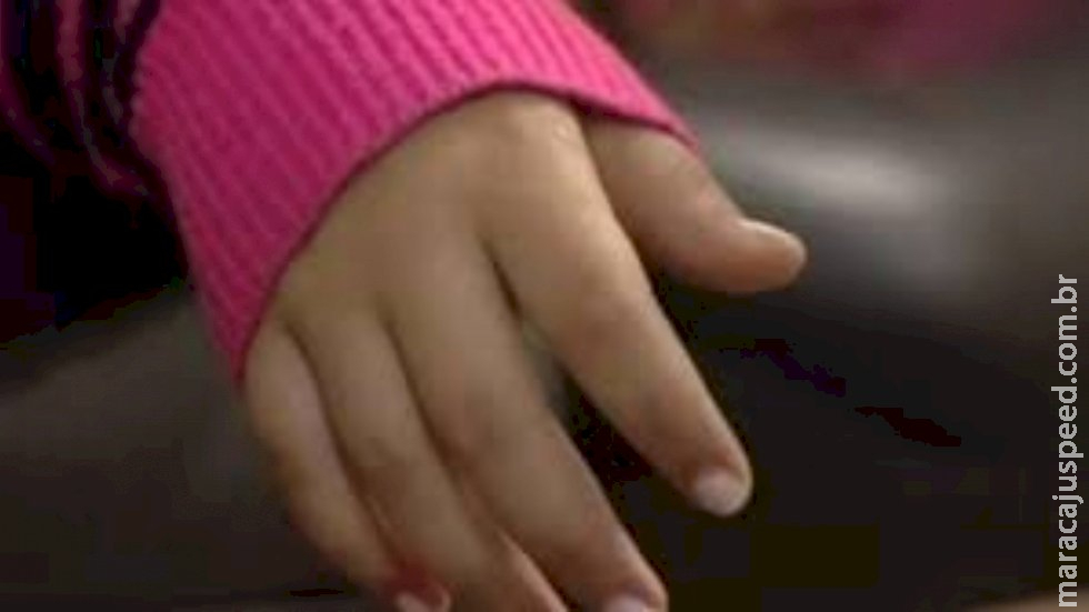 Menina de 5 anos era obrigada a usar lingerie ao ser estuprada por pai e mãe assistia abuso em MS Menina de 5 anos era obrigada a usar lingerie ao ser estuprada por pai e mãe assistia abuso em MS