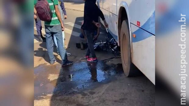 Moto para embaixo de ônibus em acidente no Aero Rancho Moto para embaixo de ônibus em acidente no Aero Rancho
