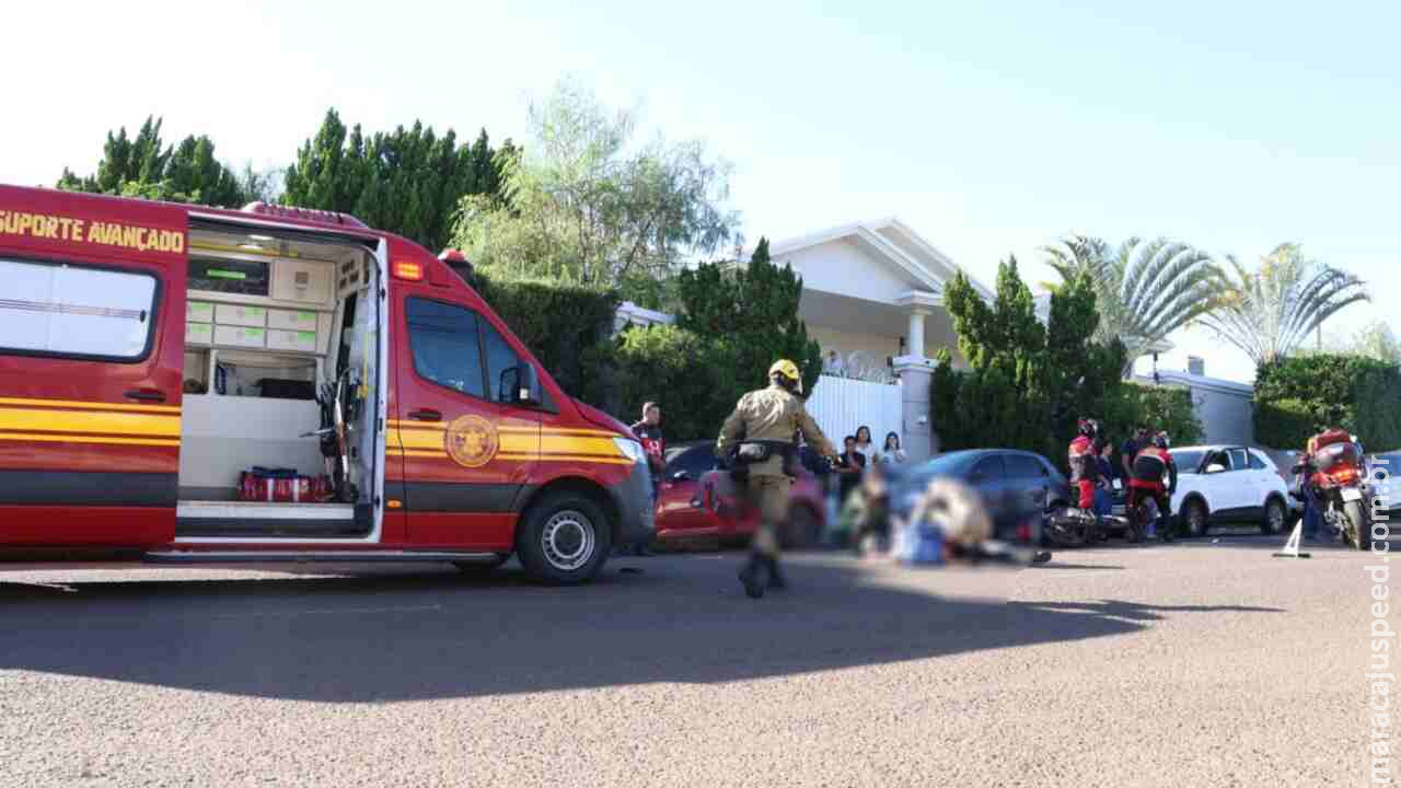 Motociclista bate na porta de carro estacionado e morre atropelada por caminhão em Campo Grande Motociclista bate na porta de carro estacionado e morre atropelada por caminhão em Campo Grande