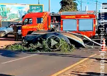 Motociclista morre após bater em barco sendo puxado por reboque