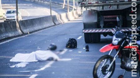 Motociclista morre em acidente com caminhão na Euler de Azevedo Motociclista morre em acidente com caminhão na Euler de Azevedo