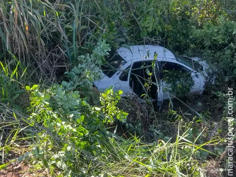 Motorista arrebenta cerca em curva e cai na Reserva Anhanduí