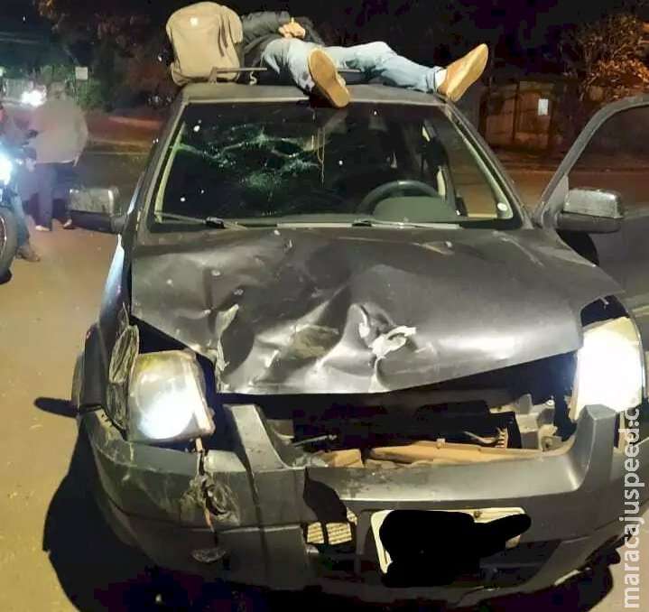 Motorista atinge moto, tenta fugir com vítima no teto do carro e acaba preso Motorista atinge moto, tenta fugir com vítima no teto do carro e acaba preso