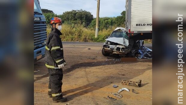 Motorista de carro bate em caminhão e morre com cérebro arrancado em Aparecida do Taboado