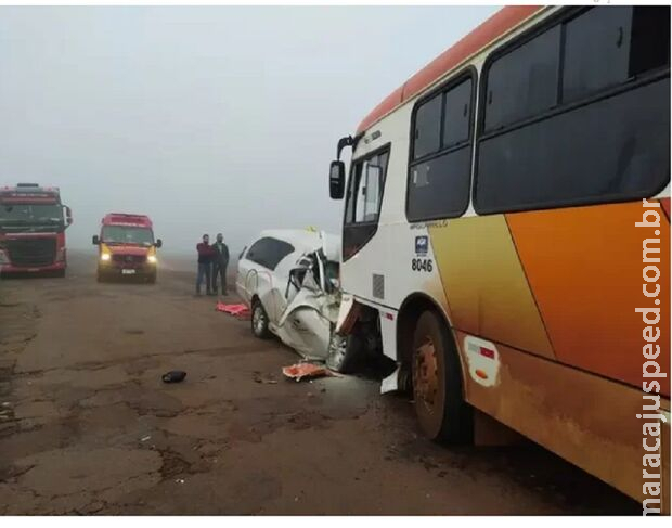 Motorista de funerária fica preso às ferragens ao bater de frente contra caminhão