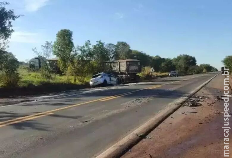 Motorista morre após bater de frente com caminhão Motorista morre após bater de frente com caminhão