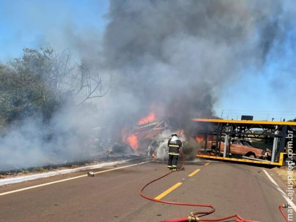 Motorista morre em acidente entre caminhões cegonha em Santa Rita do Pardo Motorista morre em acidente entre caminhões cegonha em Santa Rita do Pardo