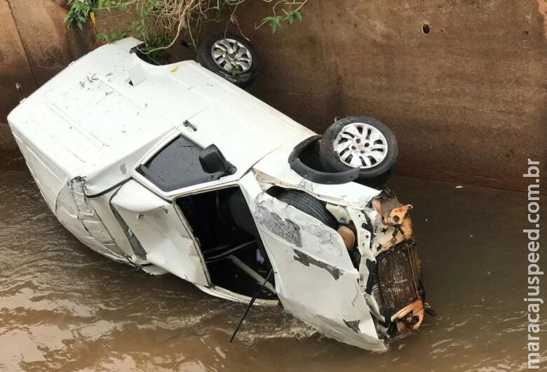 Motorista perde controle da direção e veículo cai em córrego Motorista perde controle da direção e veículo cai em córrego