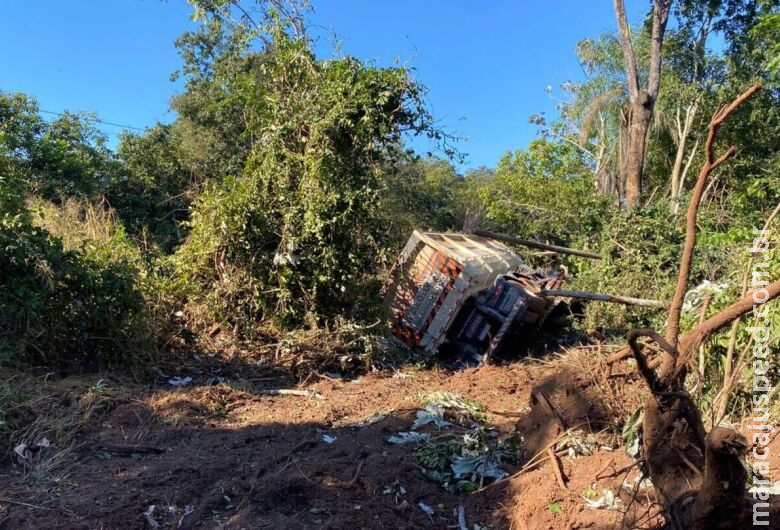 Motorista perde o controle e tomba carreta próximo a pesqueiro Motorista perde o controle e tomba carreta próximo a pesqueiro