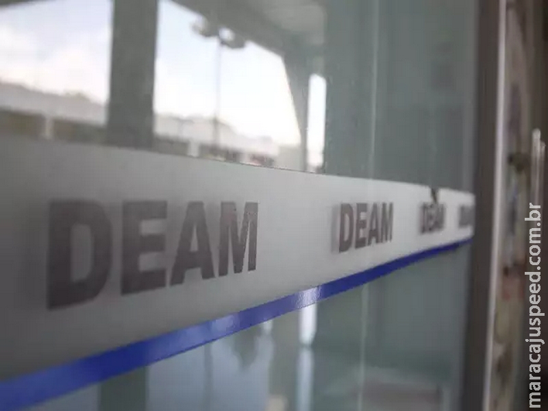 Mulher é presa por homofobia e tentar bater no próprio irmão 