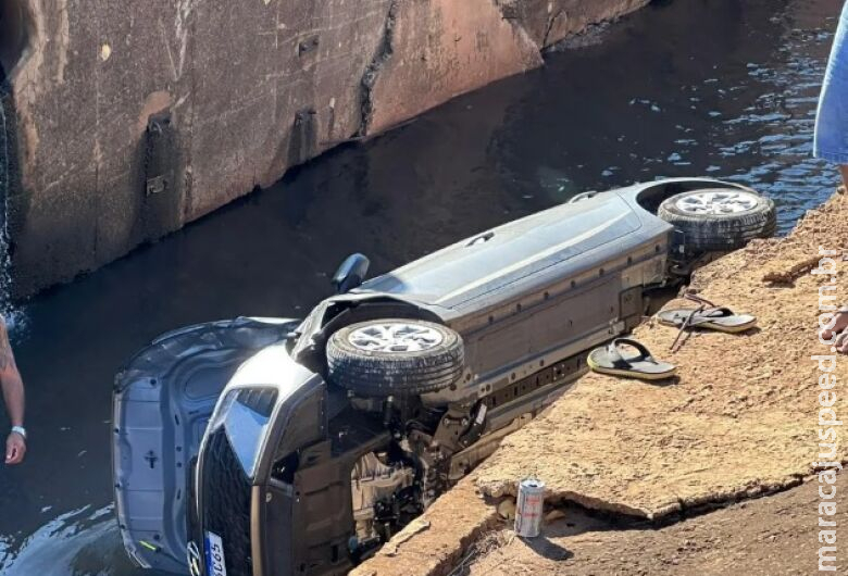 Mulher perde controle da direção e cai com carro em córrego ao brigar ao celular Mulher perde controle da direção e cai com carro em córrego ao brigar ao celular