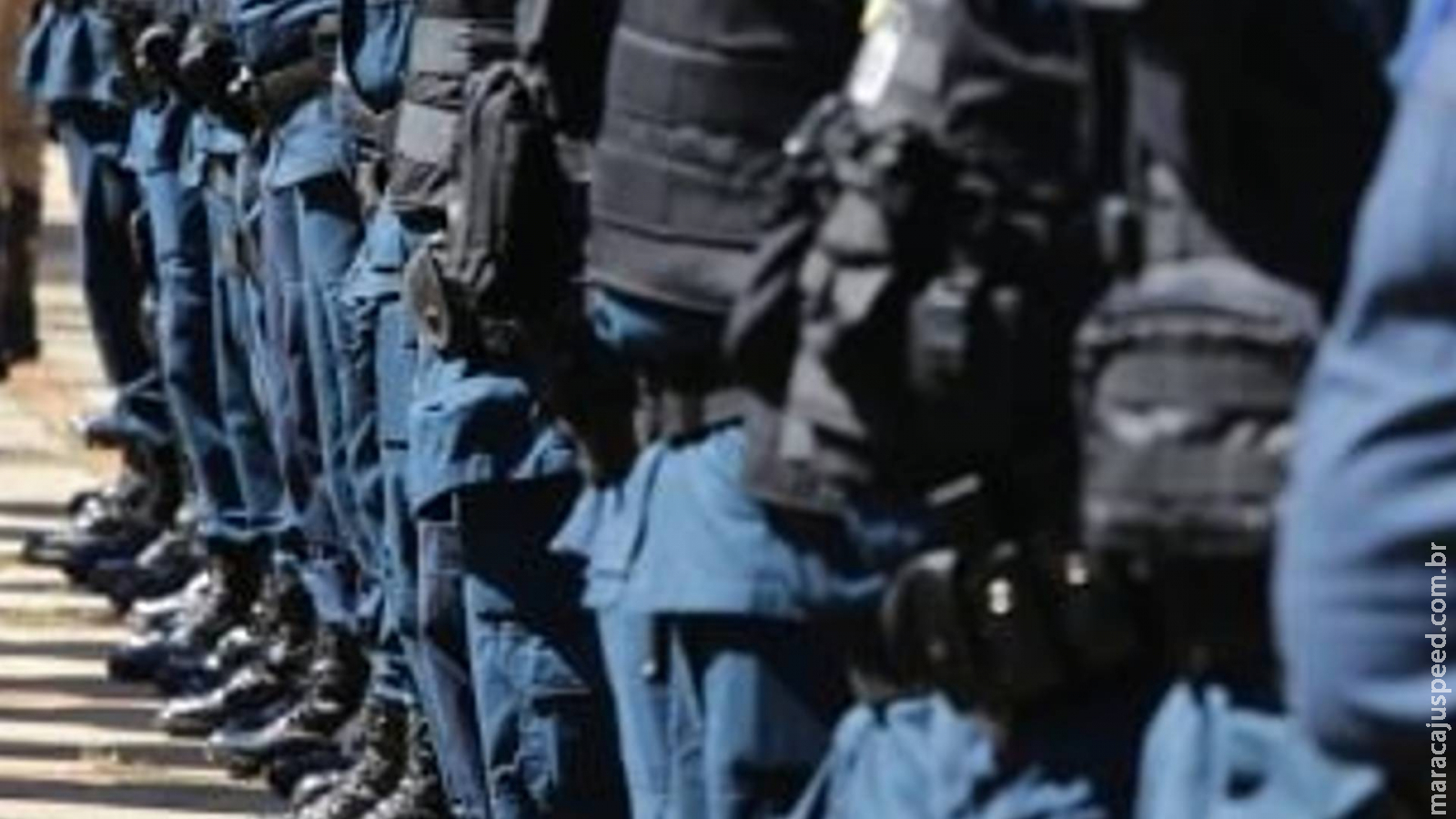 Mulher tomar arma de policial em confusão e o agride com golpes de troféu em MS