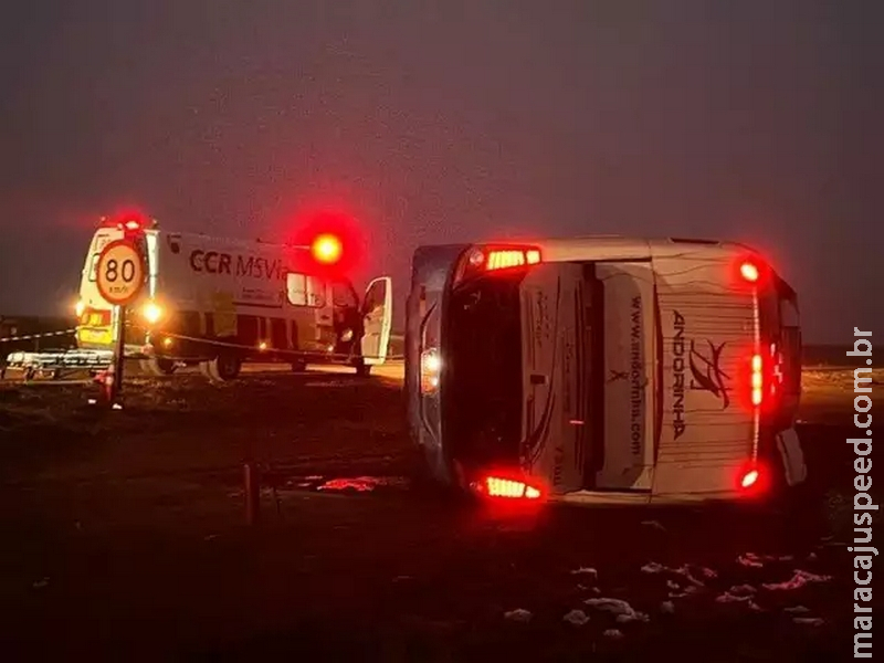 Ônibus cai em ribanceira e passageira morre