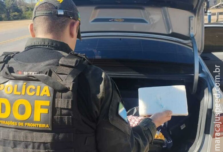Polícia aborda veículo e encontra passageiro com cocaína Polícia aborda veículo e encontra passageiro com cocaína