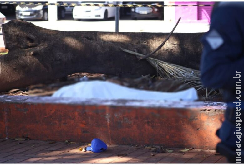 Polícia descarta hipotermia para homem encontrado morto em praça 